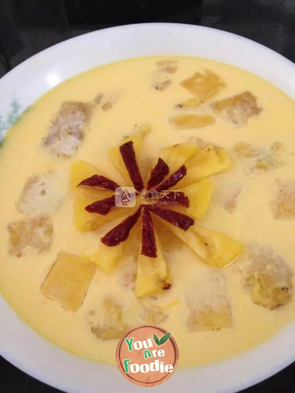 Stewed egg with fresh pineapple milk