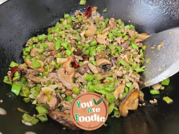 Stir fried pork with cowpea and mushroom