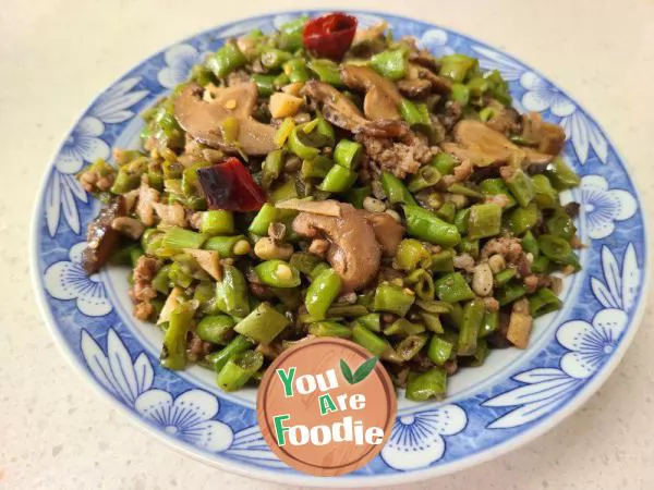 Stir fried pork with cowpea and mushroom