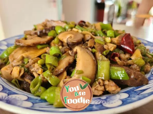 Stir fried pork with cowpea and mushroom