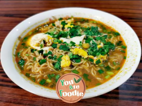 Instant-noodles-with-leek-leaves