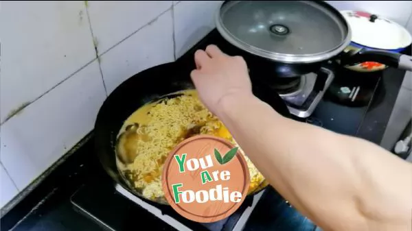 Instant noodles with leek leaves