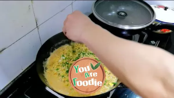 Instant noodles with leek leaves