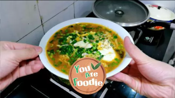 Instant noodles with leek leaves