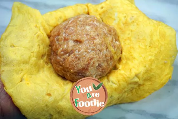 Mushroom soup with pork balls and eggs