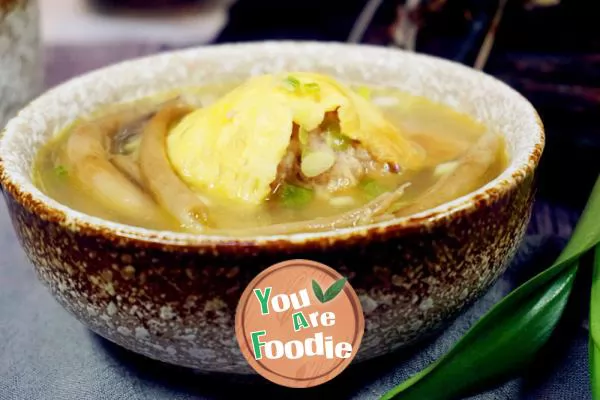 Mushroom soup with pork balls and eggs