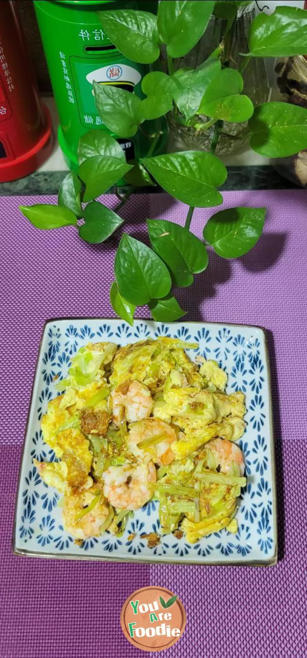 Fried shrimps and eggs with leeks