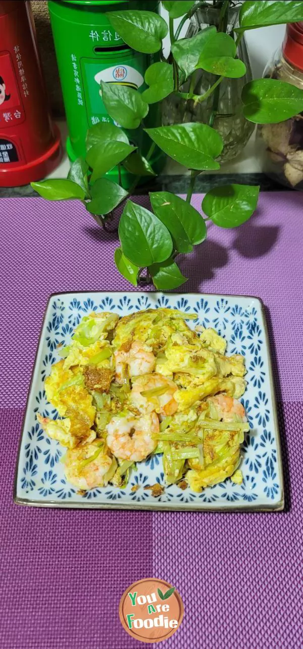 Fried shrimps and eggs with leeks