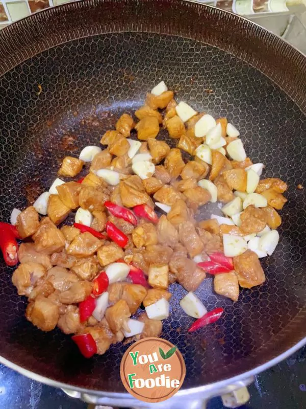 Stir-fried diced chicken with mushroom