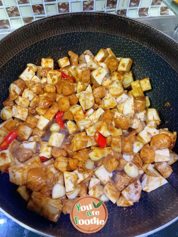 Stir-fried diced chicken with mushroom