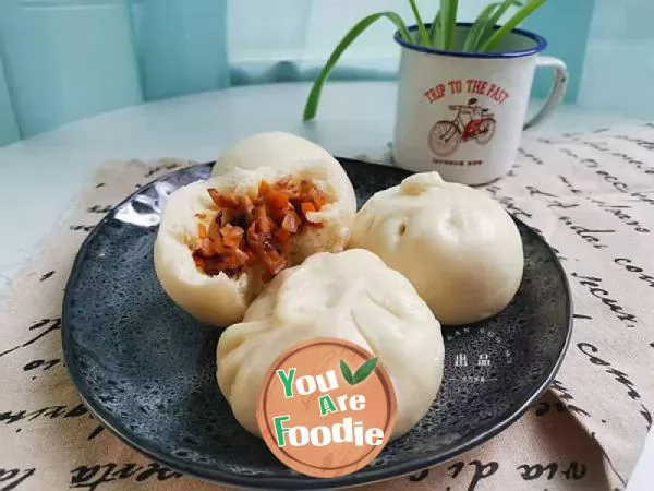 Steamed stuffed buns with three vegetables