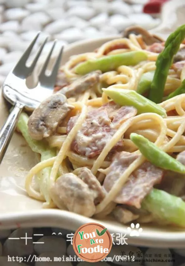 Pasta-with-asparagus,-bacon-and-mushroom