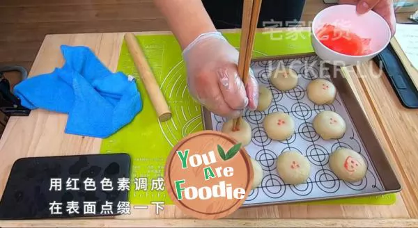 The Soviet style bean paste moon cake is crispy layer by layer. It is sweet and full in one bite. It is especially delicious!