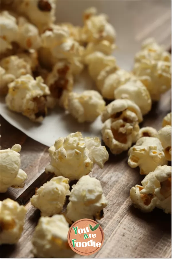 Butter popcorn ~ a must-have food for home theater