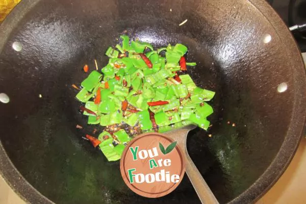 Fried diced chicken with green pepper