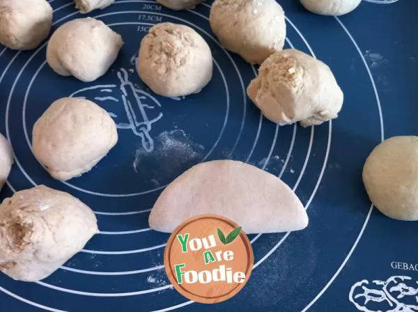 Steamed bread with whole wheat lotus leaf