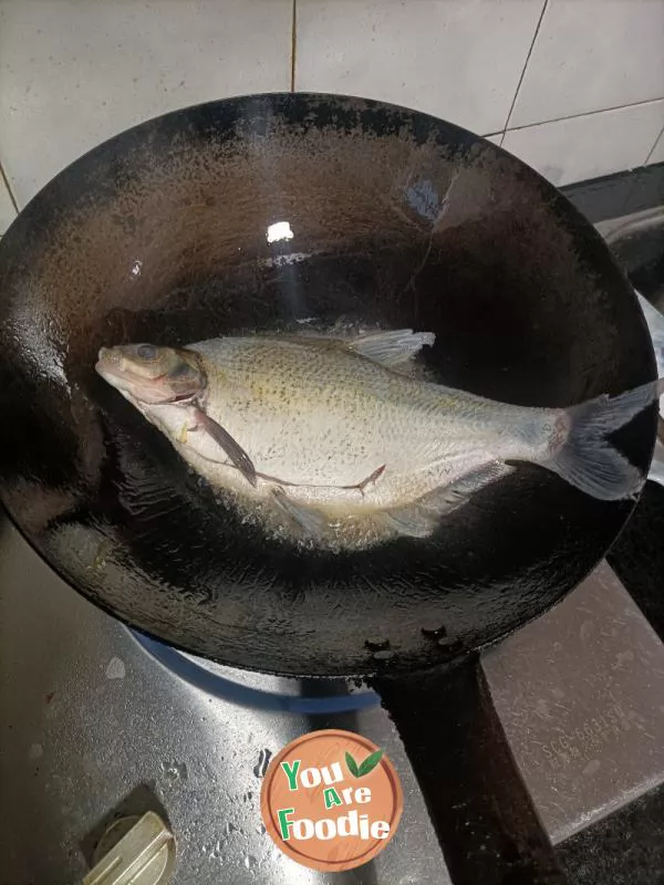 Braised bream in brown sauce