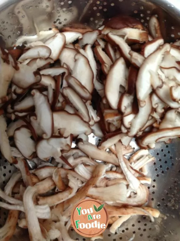 Sliced pork soup with mushroom and white gourd