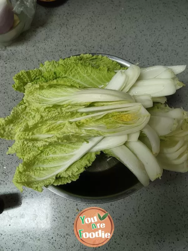 Steamed vermicelli and cabbage with minced garlic and chili