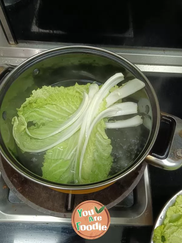 Steamed vermicelli and cabbage with minced garlic and chili