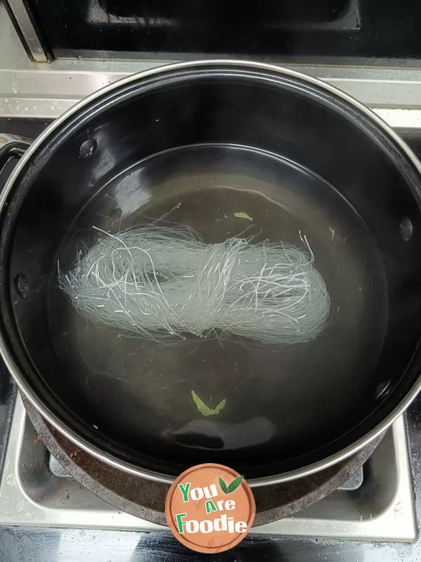 Steamed vermicelli and cabbage with minced garlic and chili