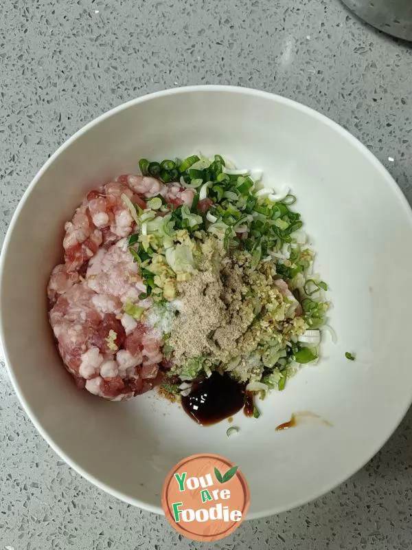 Steamed vermicelli and cabbage with minced garlic and chili