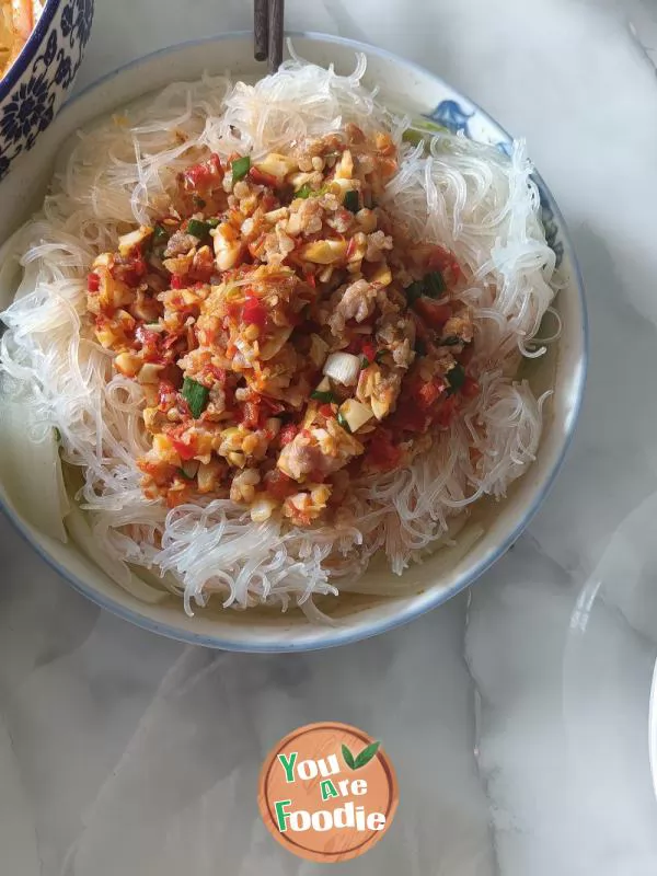 Steamed vermicelli and cabbage with minced garlic and chili