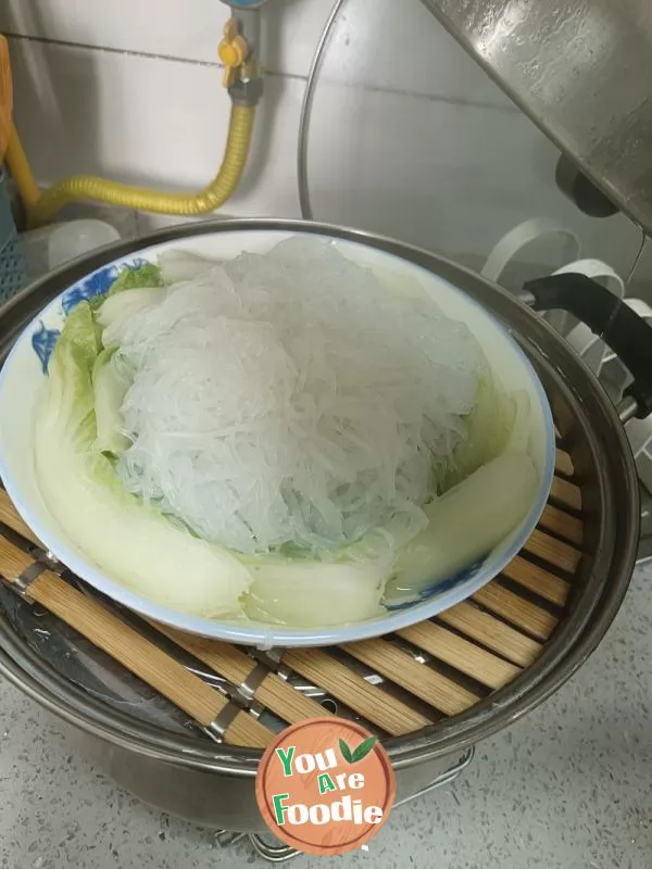 Steamed vermicelli and cabbage with minced garlic and chili