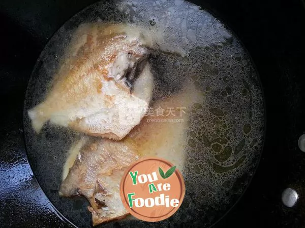 Stewed flat fish ---- two fish in one pot