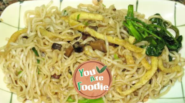 Fried-noodles-with-shredded-egg-in-deep-fried-sauce