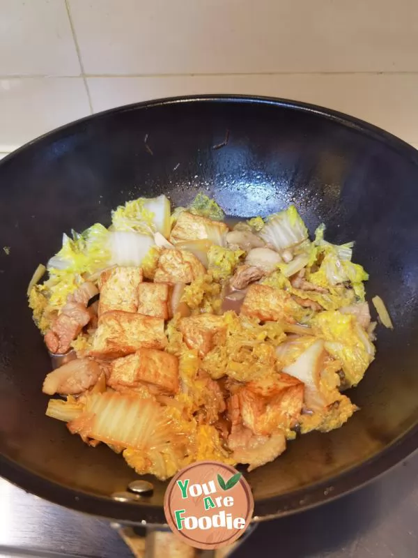 Stewed-tofu-with-cabbage-is-hot-in-winter