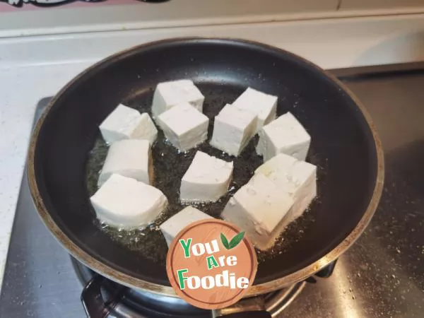 Stewed tofu with cabbage is hot in winter