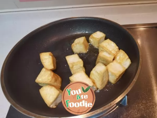 Stewed tofu with cabbage is hot in winter