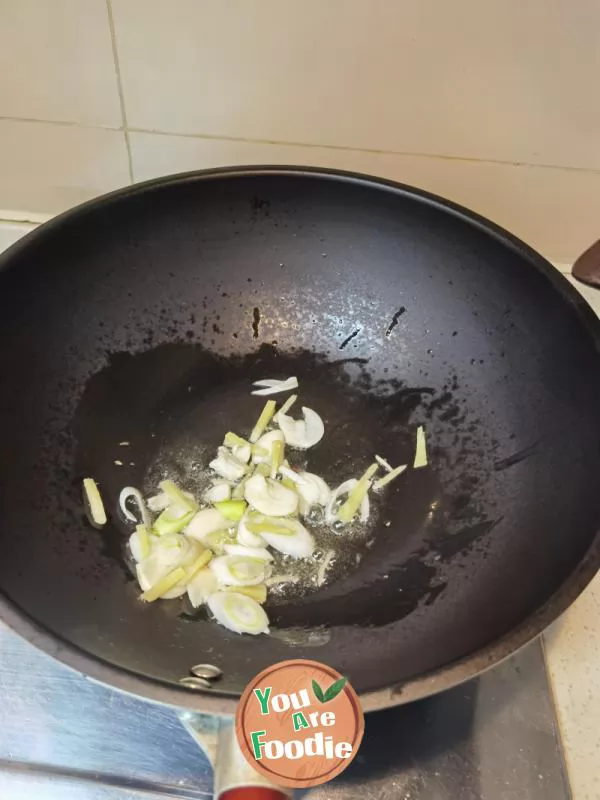 Stewed tofu with cabbage is hot in winter