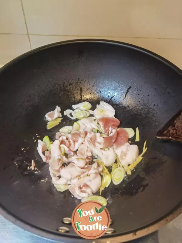 Stewed tofu with cabbage is hot in winter