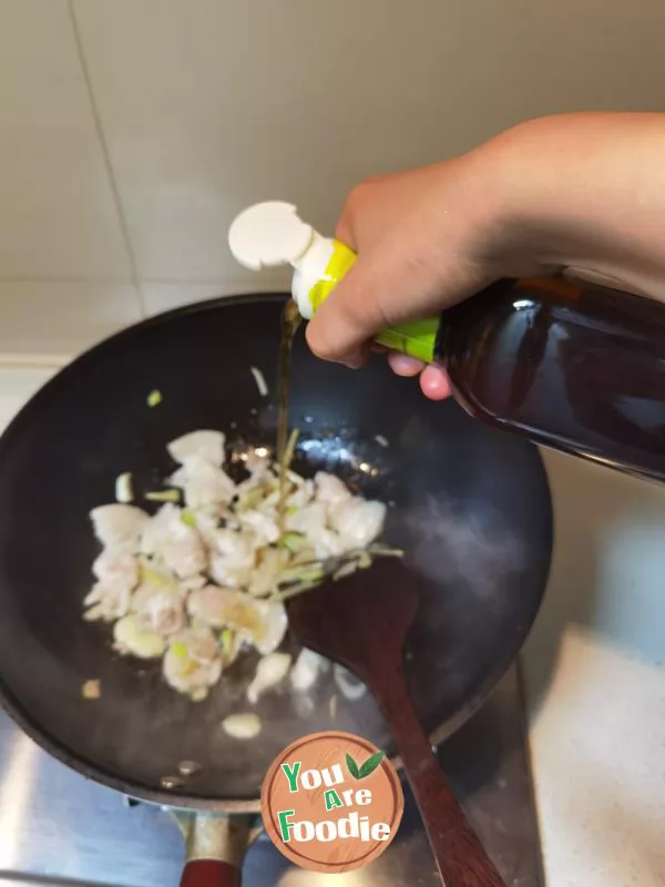 Stewed tofu with cabbage is hot in winter