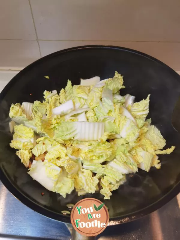 Stewed tofu with cabbage is hot in winter