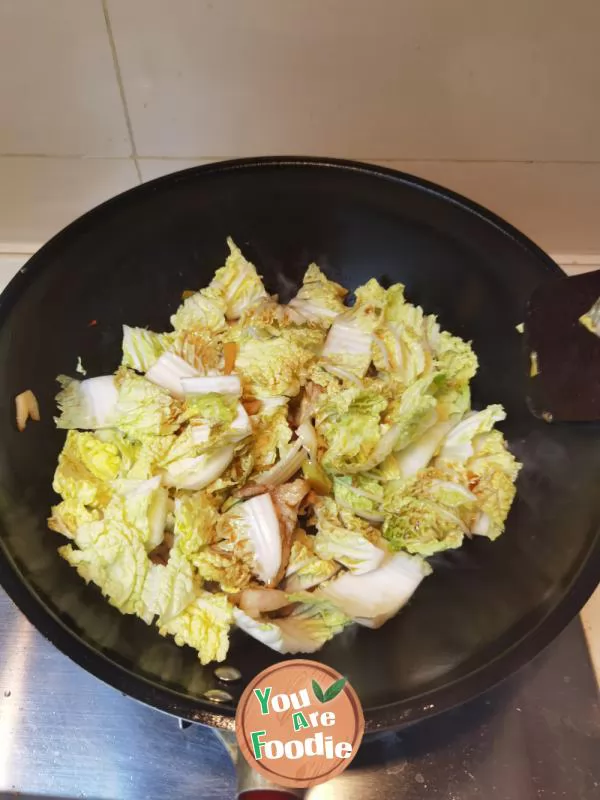 Stewed tofu with cabbage is hot in winter