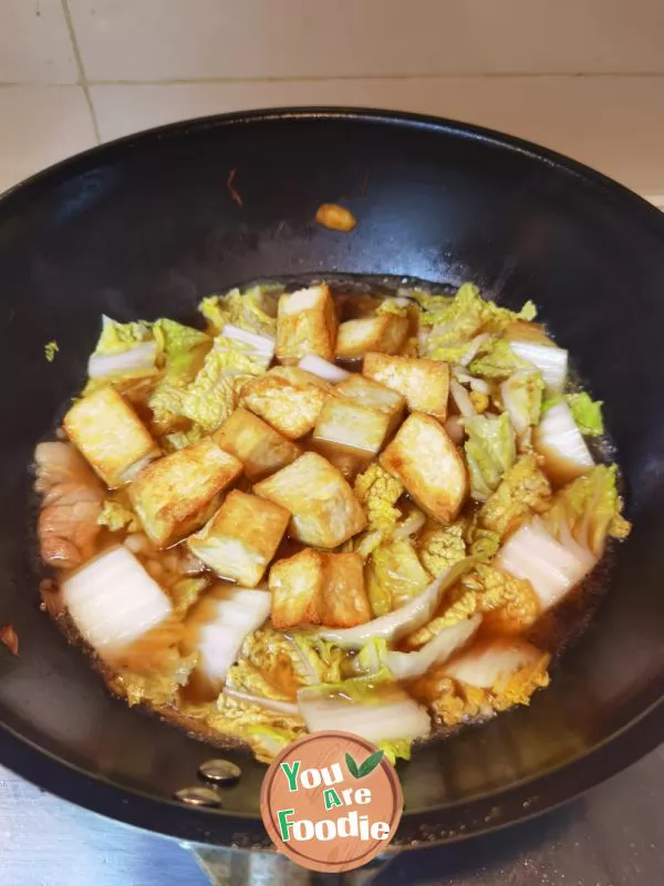 Stewed tofu with cabbage is hot in winter