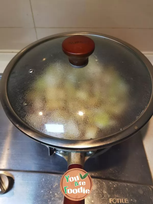 Stewed tofu with cabbage is hot in winter