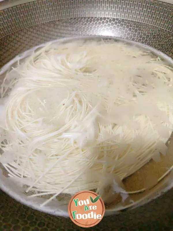 Beef noodle with green pepper