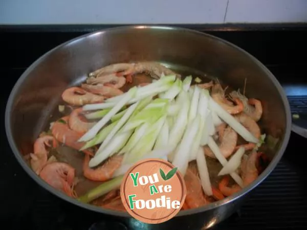 Fried shrimps with peeled vegetables