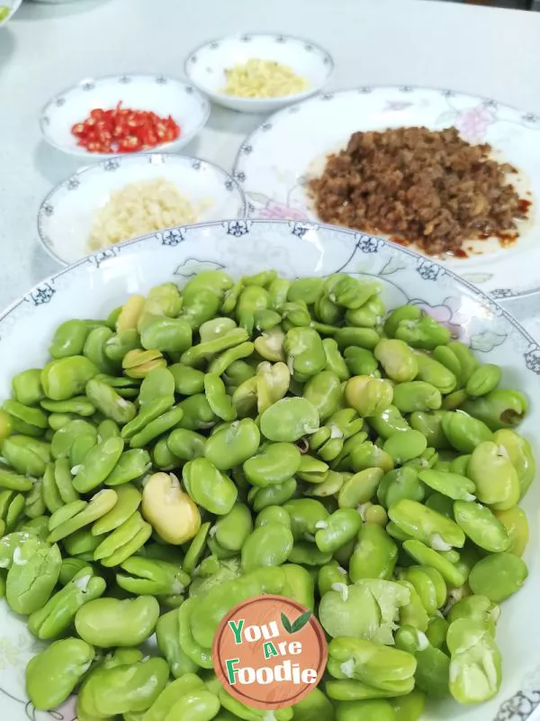 Fried broad bean with sesame seed and minced meat