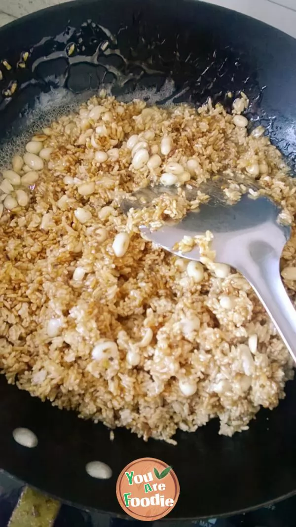 Fried rice candy with peanuts