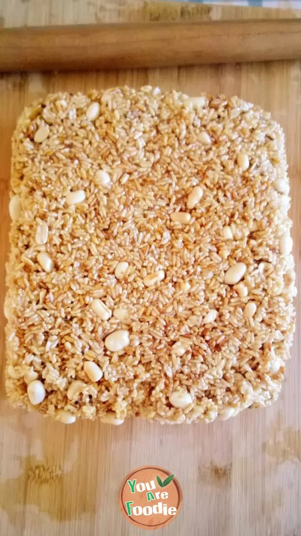 Fried rice candy with peanuts