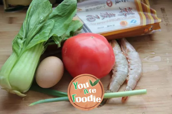 Noodles with shrimp, tomato and egg