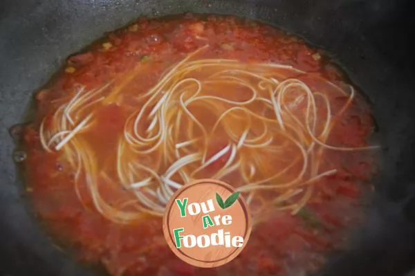 Noodles with shrimp, tomato and egg