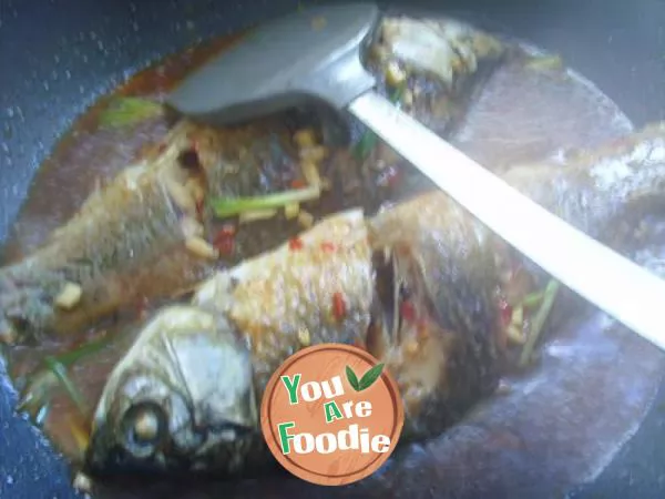 Crucian carp with garlic