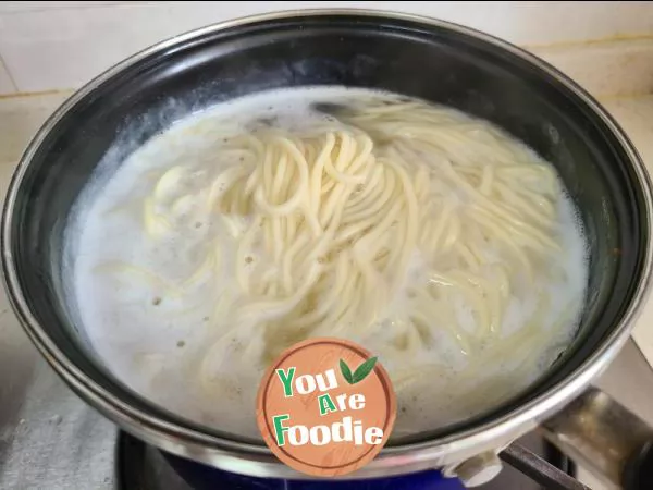 Fried noodles with mushroom meat foam