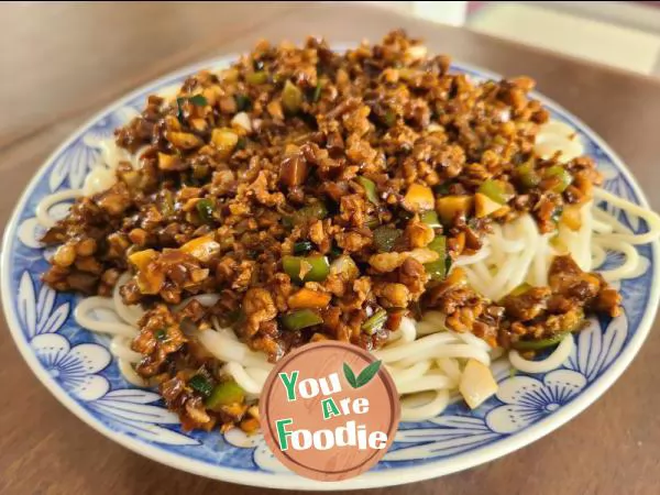 Fried noodles with mushroom meat foam